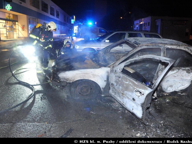 Hasiči v Praze zasahovali u dvou nočních požárů aut. Foto Radek Krahulík