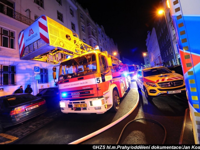Při požáru sklepa na Praze 10 bylo zachráněno šest osob. Foto Jan Kostík
