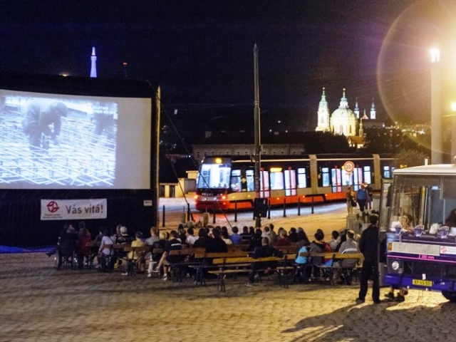 Kinobus DPP opět vyjíždí do pražských ulic. Foto DPP, Petr Hejna