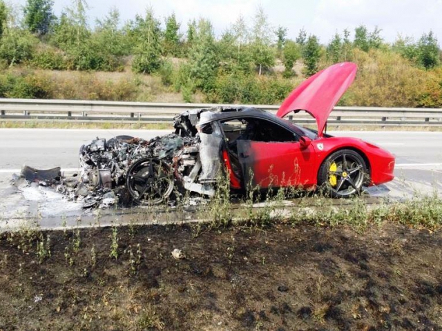 Požár zničil Ferrari na Pražském okruhu, škoda bude 6 milionů, foto: HZS Praha