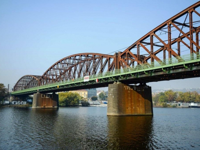 Lávka na železničním mostě opět spojuje Výtoň a Smíchov, foto: TSK Praha