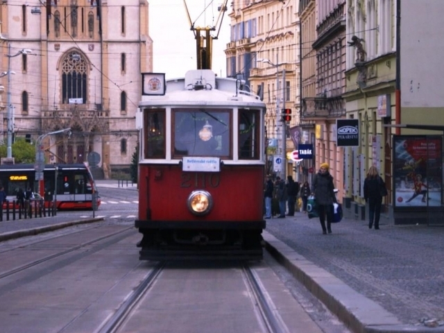 Vánoční tramvaj projíždí ulicemi Prahy