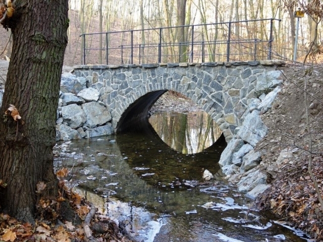Kunratický les se dočkal citlivé rekonstrukce mostů, foto: MHMP