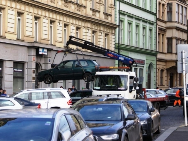 Odtah vozidla při havárii na vodovodní či kanalizační síti hradí PVK, foto: Praha Press