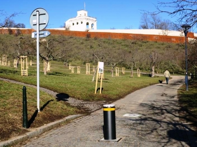 Nové sloupky zamezují neoprávněným vjezdům do parku na Petříně, foto: MHMP