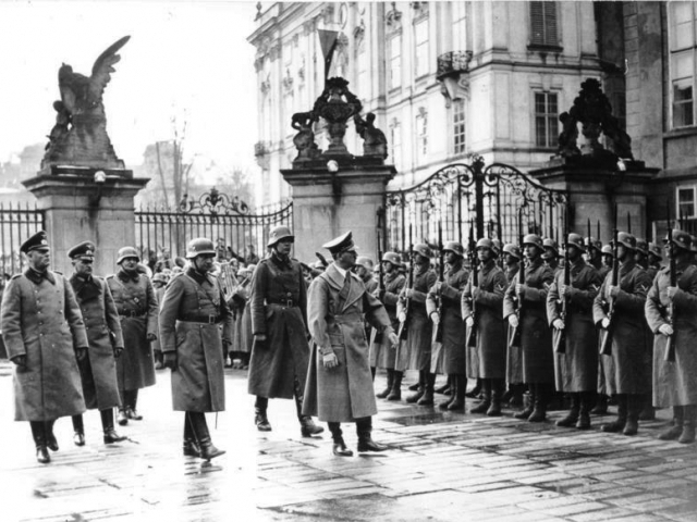 Foto: Adolf Hitler na Pražském hradě, 15. 3. 1939, Bundesarchiv, Bild 183-2004-1202-505 / CC-BY-SA 3.0