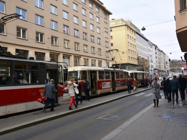 Jízdenku koupíte v tramvajích pražské MHD bezkontaktně, foto: Praha Press