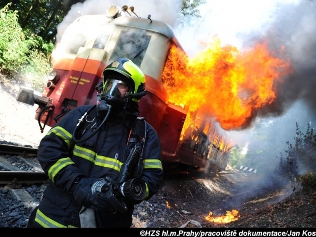 Hasiči vyjeli k požáru vlaku, všichni cestující stihli vystoupit. Foto: HZS Praha, Jan Kostík