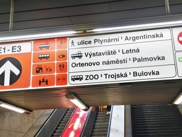 Nový systém značení má ulehčit orientaci východů z metra, foto: DPP