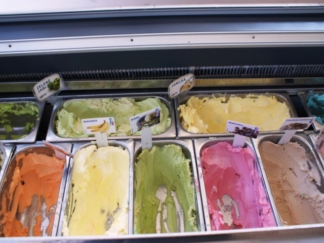 Pražské zmrzliny a ledové tříště pod dozorem hygieniků. Ilustrační foto