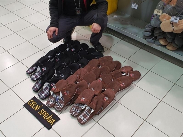 Celníci objevili v obchodním řetězci napodobeniny značkové obuvi, foto: Generální ředitelství cel