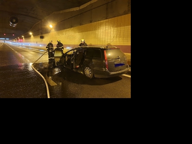K hořícímu autu v Dejvickém tunelu vyjely dvě jednotky hasičů. Foto: Milan Pacík, HZSR Praha