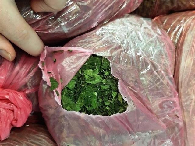 Kufry ukrývaly 33 kg drogy, foto: Celní úřad Praha Ruzyně