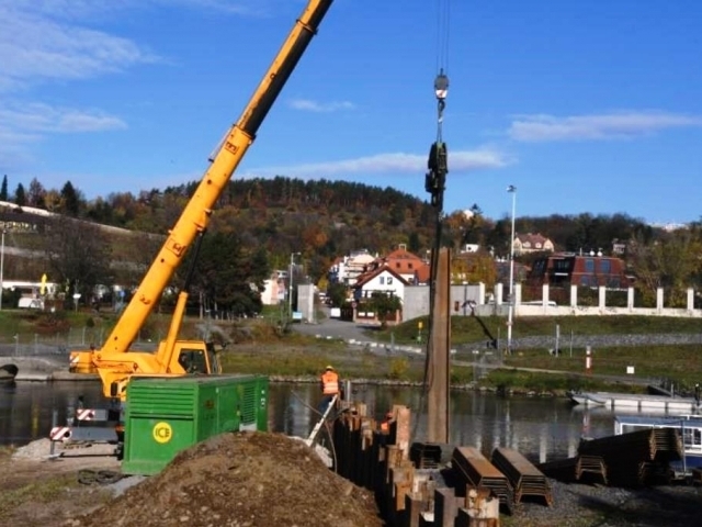 Praha začala stavět Trojskou lávku, foto: MHMP