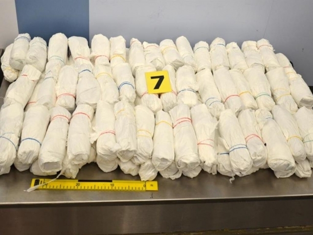 Cizinci chtěli propašovat 142 kg drogy, foto: Celní úřad Praha Ruzyně