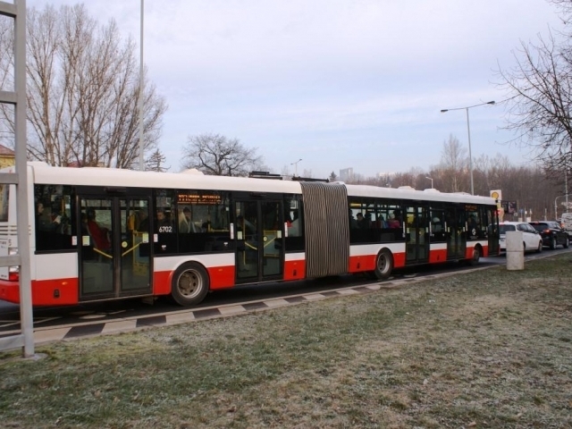 Obnoven nástup předními dveřmi v příměstských autobusech PID, ilustrační foto: Praha Press