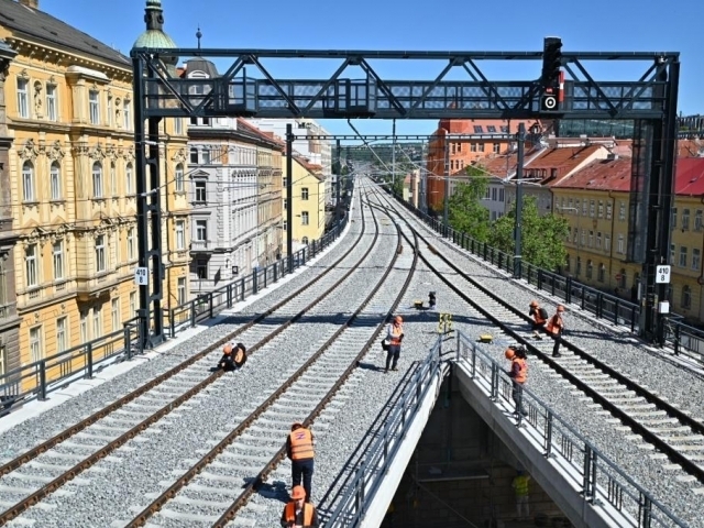 Vlaky se vrací na zrekonstruovaný Negrelliho viadukt, foto: MD ČR